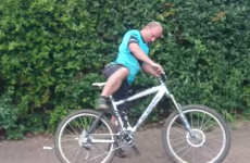 borracho intentando montar una bicicleta