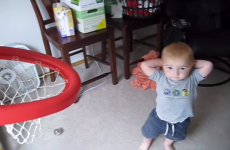 vídeo de bebé jugando al baloncesto
